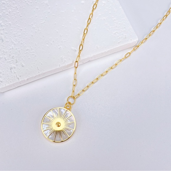 Pearl Shell Starburst Pendant Paperclip Chain 18K Real Gold Plated Necklace - Picture 5 of 10